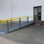 Износостойкий пандус стационарный с двумя перилами | УКРЛИФТ-СЕРВИС
