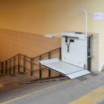 Безопасный наклонный подъемник по сложной траектории | УКРЛИФТ-СЕРВИС