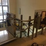 Сертифицированный наклонный поворотный подъемник для инвалидов установлен в общественном месте | УКРЛИФТ-СЕРВИС
