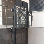 Устойчивый вертикальный подъемник инвалидов установлен в общественном месте | УКРЛИФТ-СЕРВИС