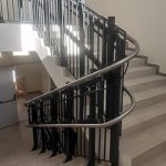 Стойкий подъемник для МГН наклонный с поворотами | УКРЛИФТ-СЕРВИС
