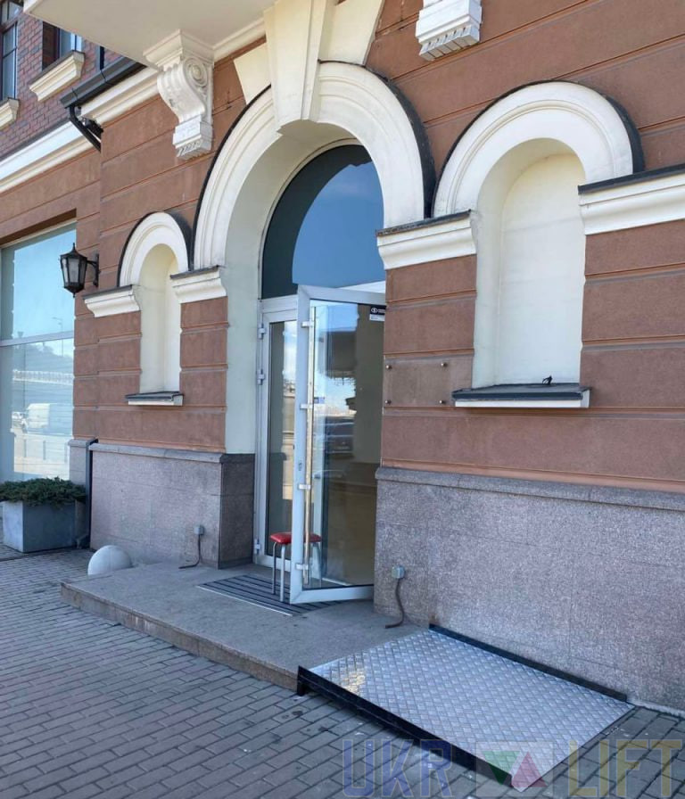 Прочный стационарный пандус из нержавеющей стали без перил | УКРЛИФТ-СЕРВИС