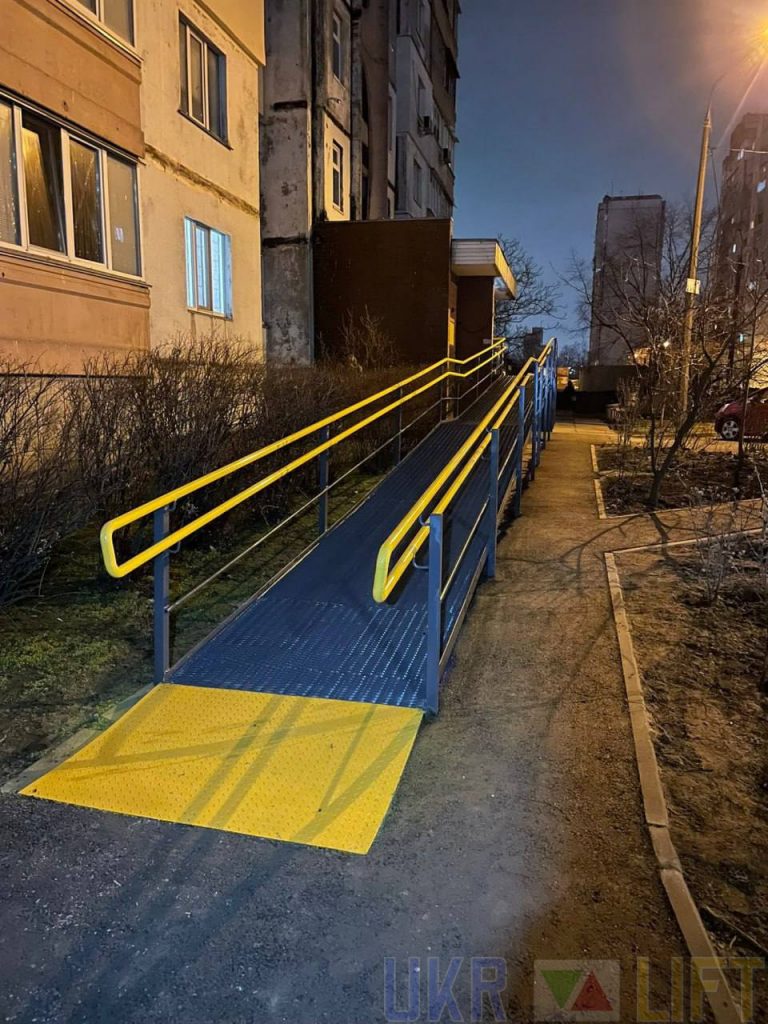 Высококачественный пандус в подъезд придомовой входной группы | УКРЛИФТ-СЕРВИС