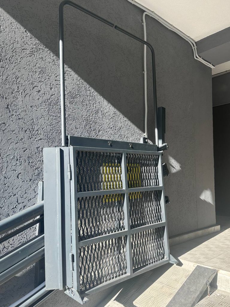 Изображение эффективность и преимущества грузовых подъемников для МГН в городской среде Пример технической реализации доступа МГН к зданиям | УКРЛИФТ-СЕРВИС