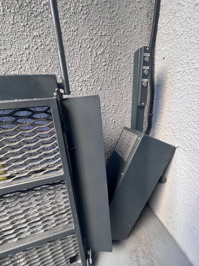 Изображение складного наклонного подъемник для входа в укрытие Складной наклонный подъемник для входа в укрытие | УКРЛИФТ-СЕРВИС