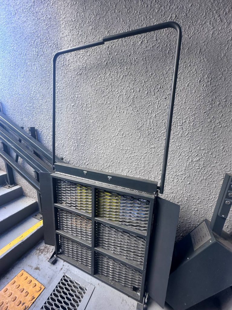 Изображение черного наклонного подъемника для входа в укрытие ПП-150 Черный наклонный подъемник для входа в укрытие ПП-150 | УКРЛИФТ-СЕРВИС