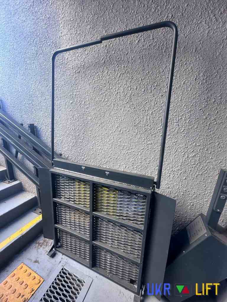 Изображение сложенного лифта для инвалидов у лестницы Сложенный лифт для инвалидов у лестницы | УКРЛИФТ-СЕРВИС