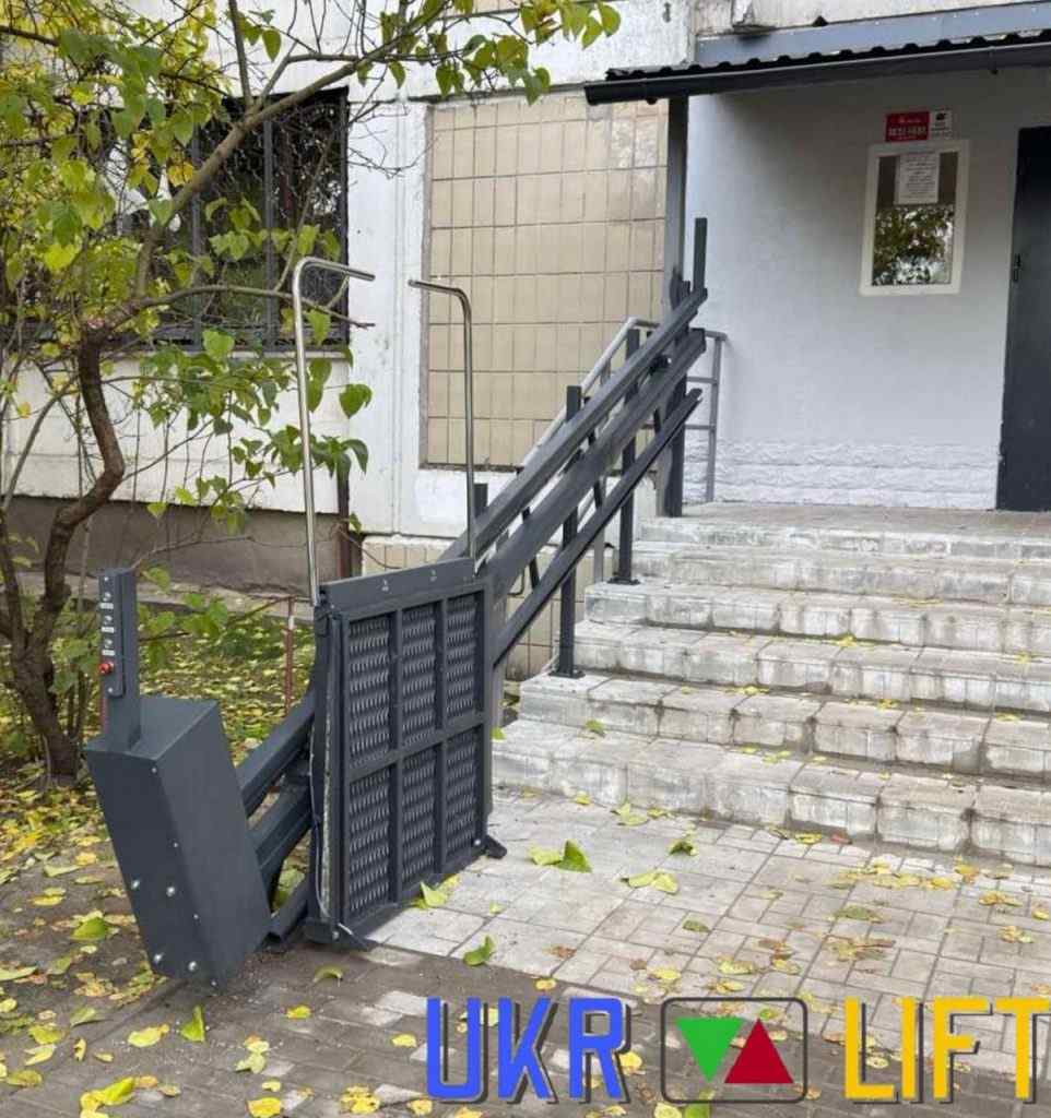 Изображение платформенного подъемника для инвалидов у лестницы к подъезду Платформенный подъемник для инвалидов у лестницы к подъезду | УКРЛИФТ-СЕРВИС
