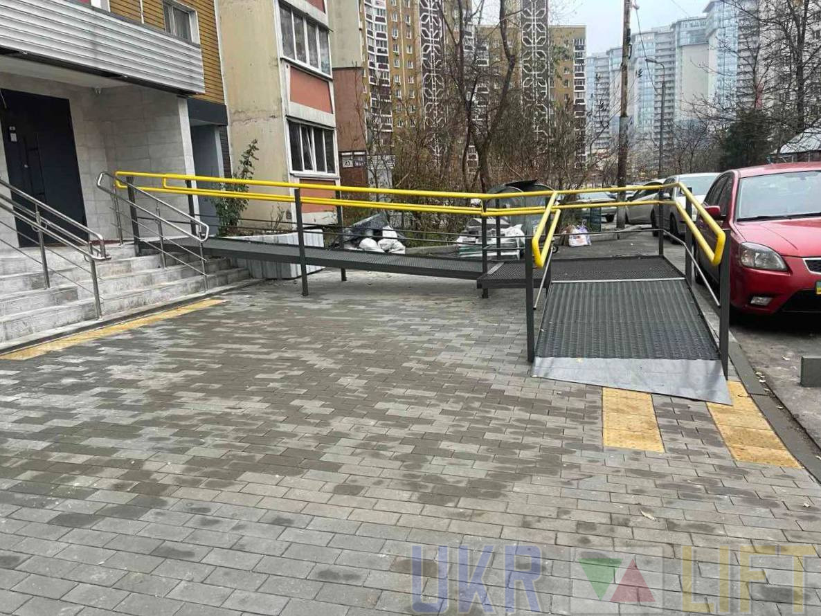Міцний стаціонарний пандус для людей з інвалідністю згідно з нормами ДБН | УКРЛІФТ-СЕРВІС