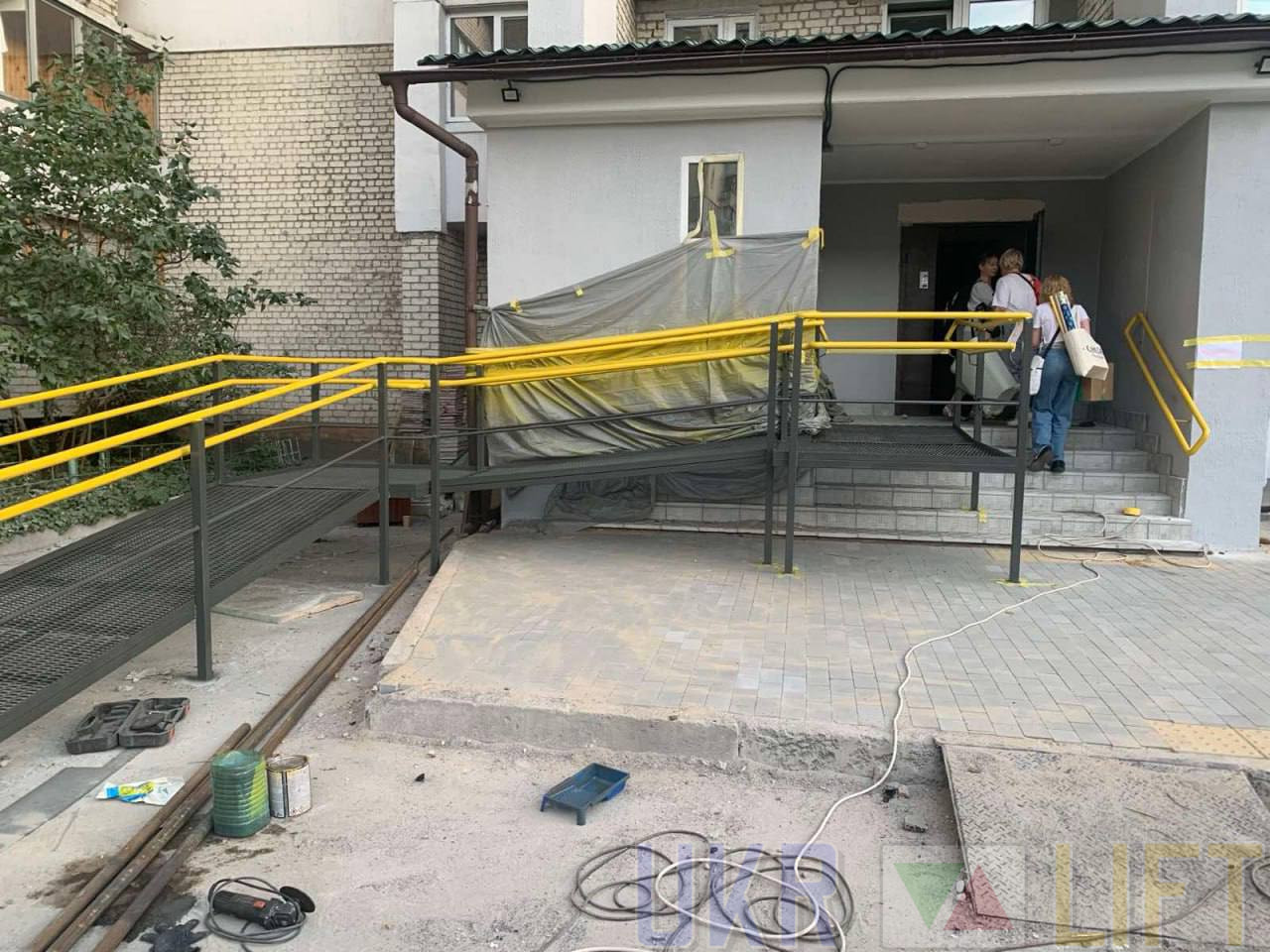 Безпечний пандус стаціонарний з поручнями | УКРЛІФТ-СЕРВІС