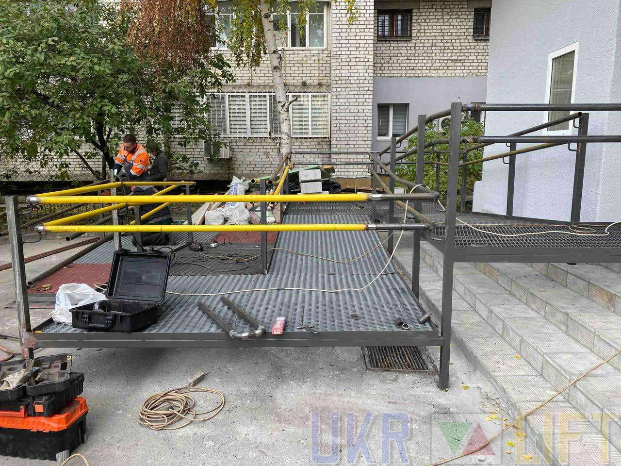 Зносостійкий пандус стаціонарний з поручнями | УКРЛІФТ-СЕРВІС
