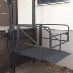Стійкий вертикальний підйомник встановлений для людей з інклюзивністю | УКРЛІФТ-СЕРВІС