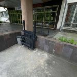 Підйомник для інвалідів вертикальний в громадському місці | УКРЛІФТ-СЕРВІС