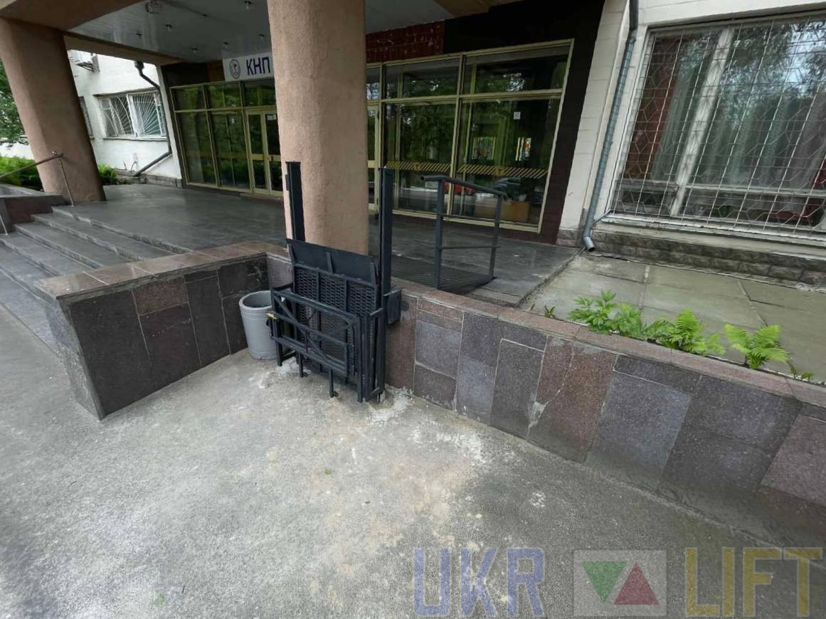 Підйомник для інвалідів вертикальний в громадському місці | УКРЛІФТ-СЕРВІС