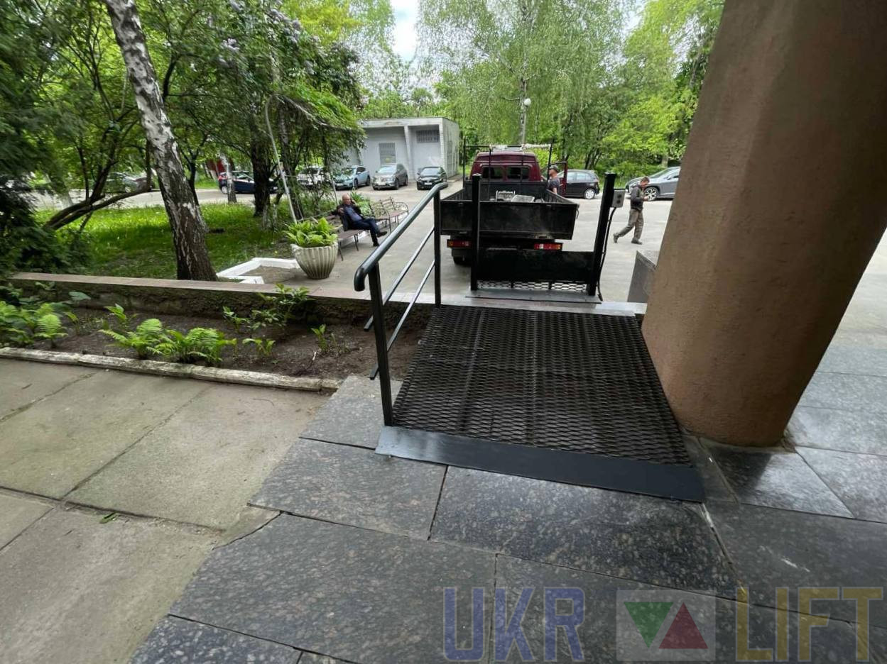 Надійний підйомник для інвалідів вертикальний в громадському місці | УКРЛІФТ-СЕРВІС