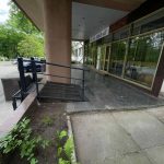 Безпечний підйомник для інвалідів вертикальний в громадському місці | УКРЛІФТ-СЕРВІС