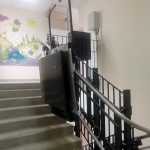 Підйомник що переміщається по криволінійній траєкторії в навчальному закладі | УКРЛІФТ-СЕРВІС