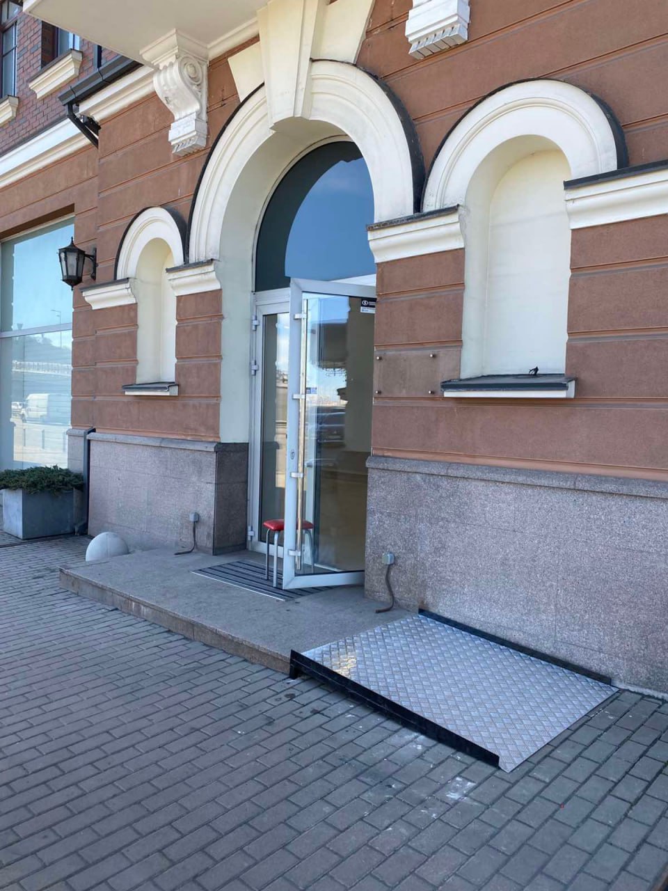 Надійний стаціонарний пандус з нержавіючої сталі без перил | УКРЛІФТ-СЕРВІС