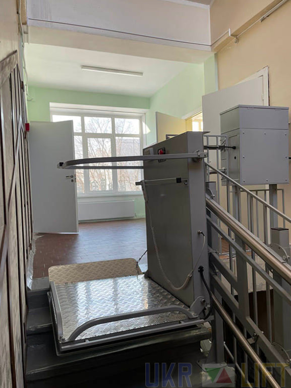 Безпечний похилий підйомник для інвалідів колясочників поворотний | УКРЛІФТ-СЕРВІС