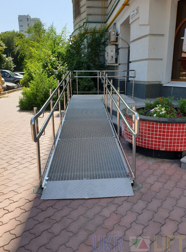 Міцний стаціонарний пандус для людей з інвалідністю згідно з нормами ДБН | УКРЛІФТ-СЕРВІС