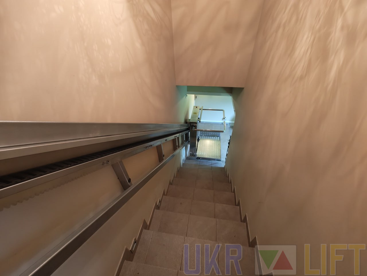 Безпечний похилий підйомник для людей з інвалідністю | УКРЛІФТ-СЕРВІС