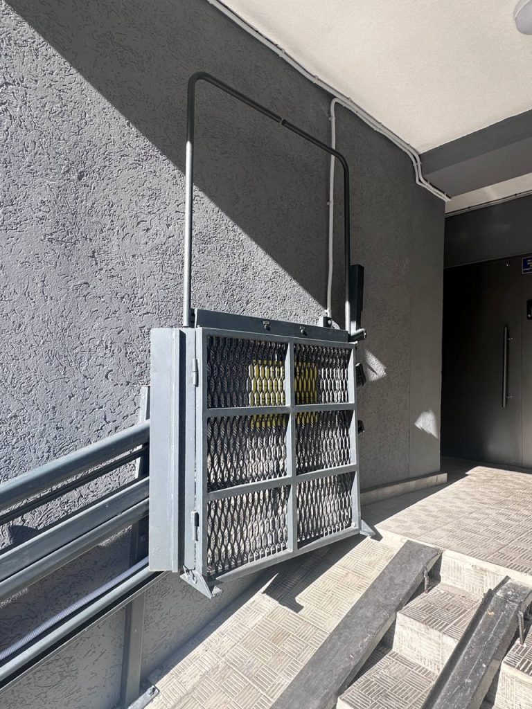 Зображення сучасного підйомника для МГН у житловому секторі Сучасний підйомник для МГН у житловому секторі | УКРЛІФТ-СЕРВІС