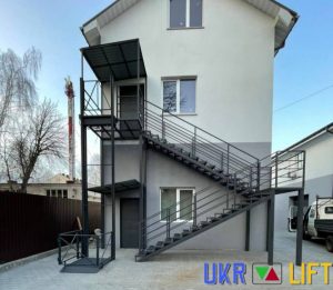 Підйомник для інвалідів біля приватного будинка | УКРЛІФТ-СЕРВІС