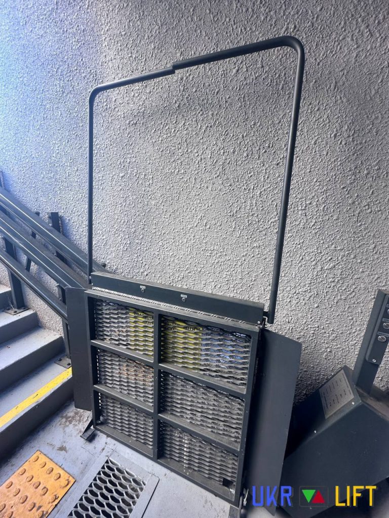 Складений ліфт для інвалідів біля сходів | УКРЛІФТ-СЕРВІС