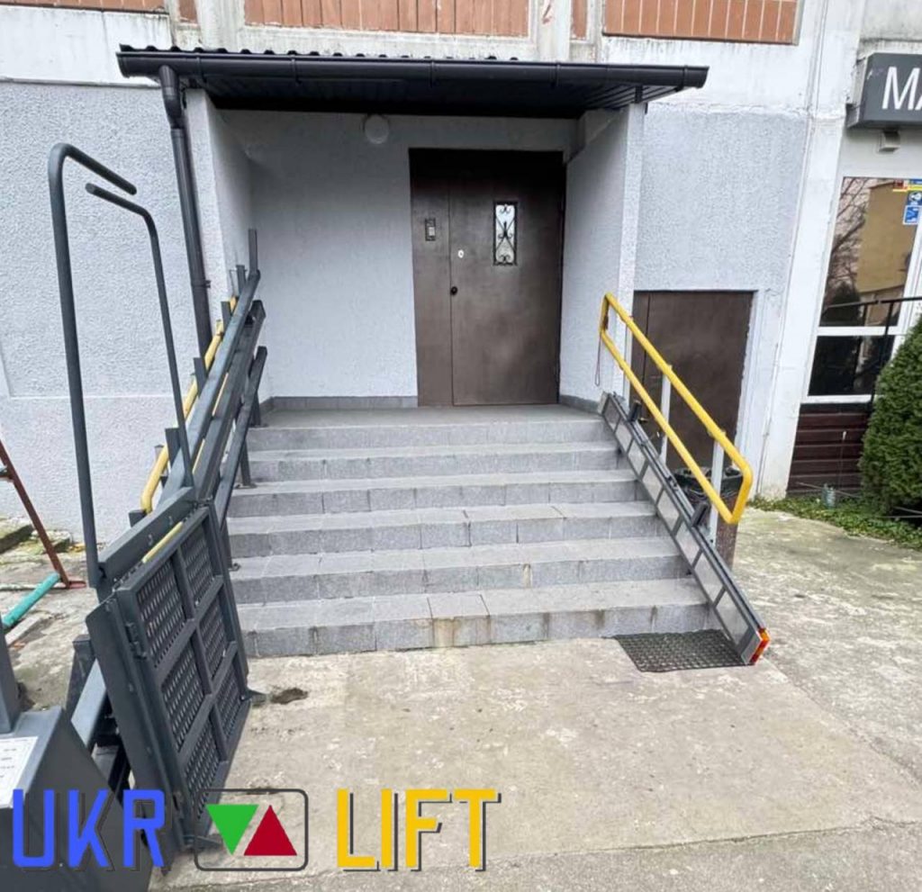 Ліфти для інвалідів, які були встановлені біля сходів до під'їзду | УКРЛІФТ-СЕРВІС