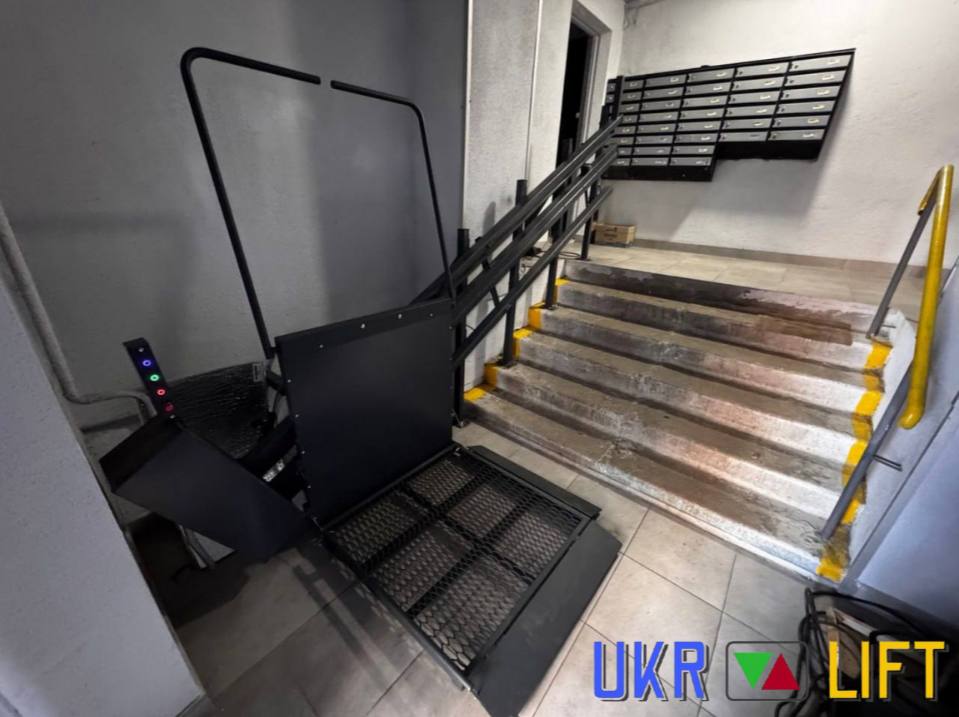 Чорний підйомник для інвалідів біля поштових скриньок | УКРЛІФТ-СЕРВІС