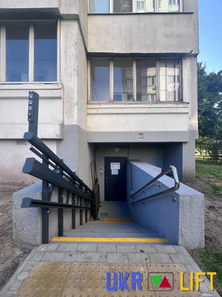 Вертикальні ті похилі підйомники біля сходів | УКРЛІФТ-СЕРВІС